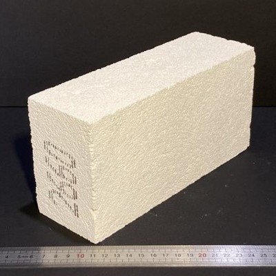 Bloco de construção branco com código impresso ao lado e régua em frente