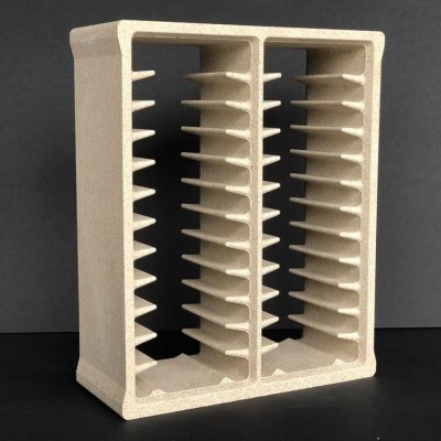 Suporte organizador bege com várias prateleiras verticais em duas colunas sobre superfície preta