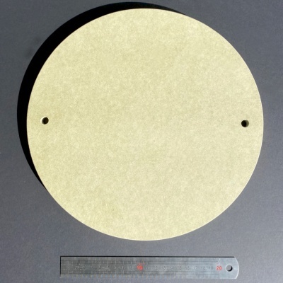 Disco circular creme com duas perfurações e régua metálica ao lado