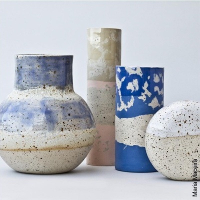 Vasos de cerâmica com padrão salpicado em azul, bege, rosa e branco