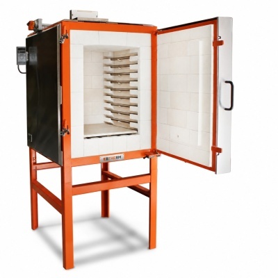 Forno industrial laranja com interior de tijolos refratários brancos e porta aberta