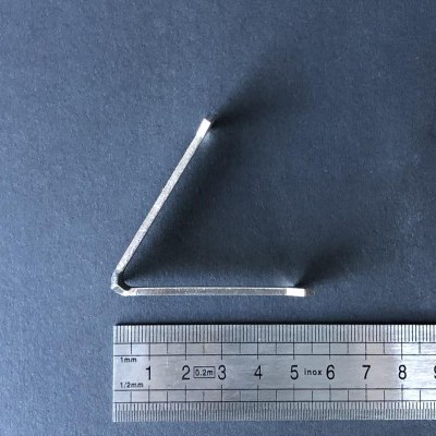 Chave allen em metal prateado ao lado de uma régua metálica