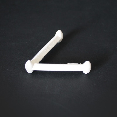 Dois clips ou suportes brancos sobre fundo preto