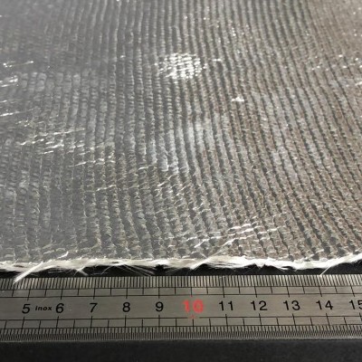 tecido prateado com textura e régua metálica