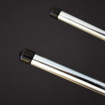 Hastes metálicas prateadas com pontas pretas