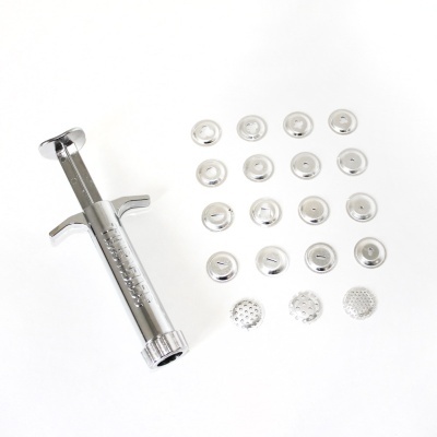 Conjunto de aplicador de bolachas e 15 discos decorativos em metal prateado sobre fundo branco