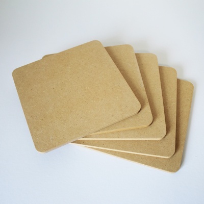 Seis bases quadradas em cortiça castanha clara com cantos arredondados