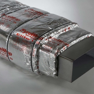 Conduta retangular isolada com revestimento prateado e texto vermelho