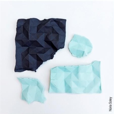 Pedaços de papel textura geométrica em azul claro e azul escuro sobre fundo branco