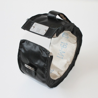 Bracelete ou suporte em tecido preto com interior bege e placa metálica