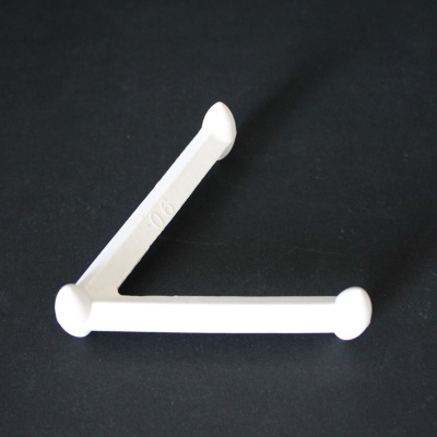 Suportes de plástico branco em forma de L sobre fundo preto