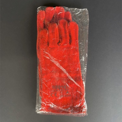 Par de luvas vermelhas de proteção em embalagem plástica sobre fundo preto.