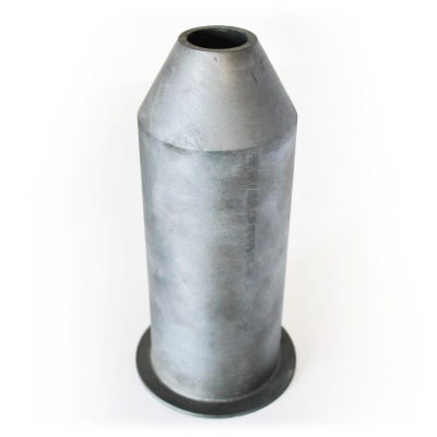 Objeto metálico cilíndrico cinza com base larga e abertura no topo
