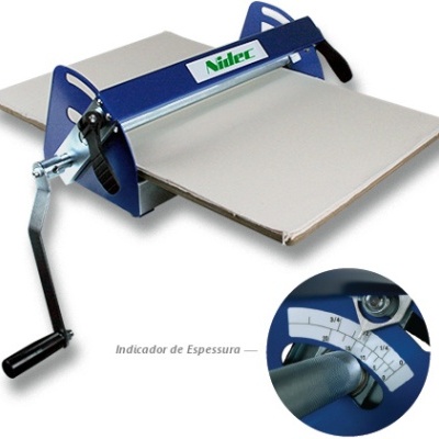 Máquina de encadernação azul com manivela preta e indicador de espessura