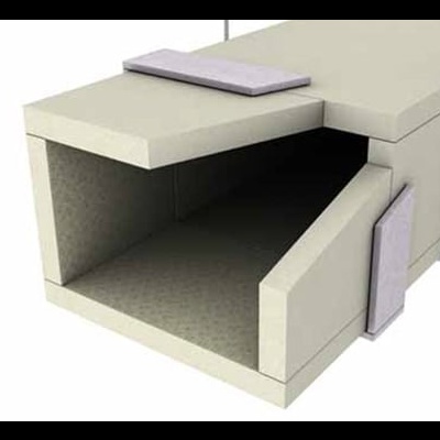 Canaleta cinzenta com peças acolchoadas roxas suspensa por cabos.