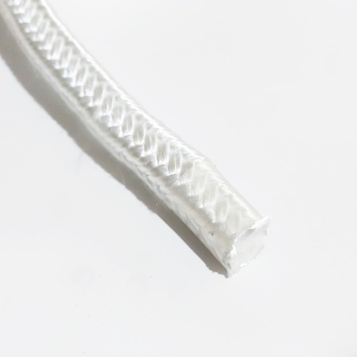 Cabo ou cordão branco com revestimento trançado em fundo branco