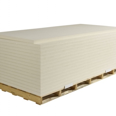 Paletes de madeira com placas retangulares brancas empilhadas