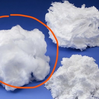 Três amostras de fibras brancas sobre fundo azul, uma destacada com círculo vermelho