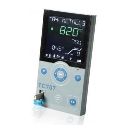 Dispositivo electrónico com ecrã digital e botões numa superfície branca