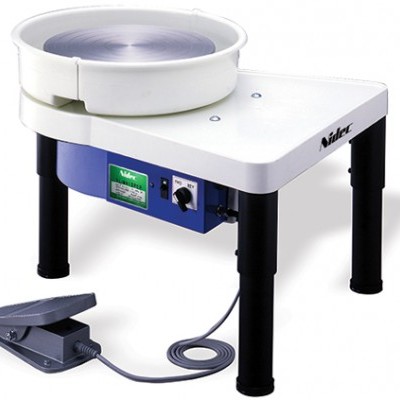 Torno de olaria Nidec com base branca, placa azul e pés pretos, com pedal cinzento