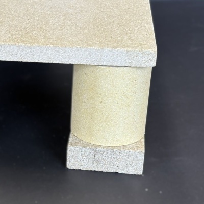 Base de mesa em pedra bege com perna cilíndrica e suporte quadrado