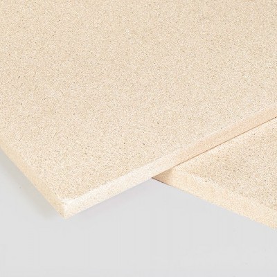 Placas quadradas bege claro com textura rugosa sobre fundo branco