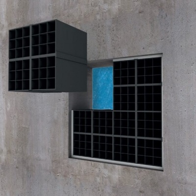 Prateleira modular preta com compartimentos quadrados numa parede cinzenta, painel azul ao centro.