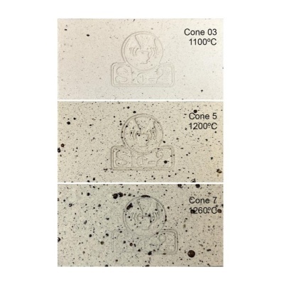 Três amostras de argila com diferentes texturas e temperaturas marcadas