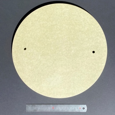 Disco redondo creme com duas perfurações e régua metálica ao lado