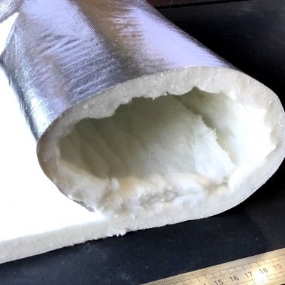 Isolamento tubular prateado com interior branco e régua metálica ao lado