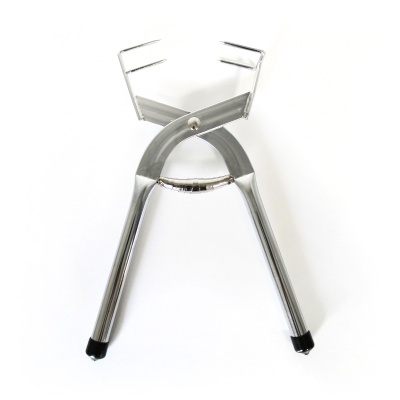 Aparelho metálico prateado com pernas longas e estrutura superior hexagonal.