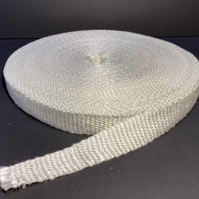 Rolo de fita branca trançada em fundo preto