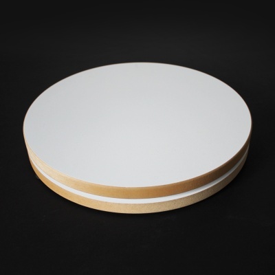 Prato redondo branco com bordas em madeira dupla camada