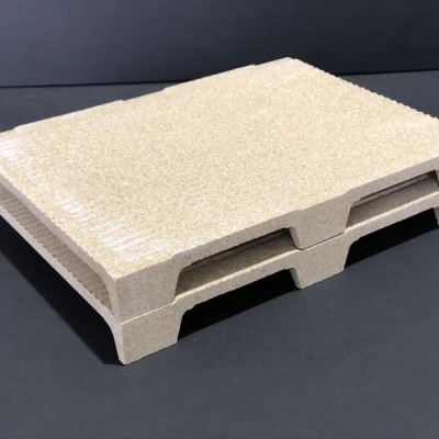 Palete compósito bege sobre superfície preta