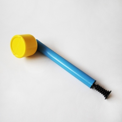 bomba de plástico azul, amarela e preta
