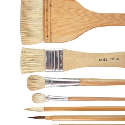 Sete pincéis de pintura de madeira e cerdas brancas variados