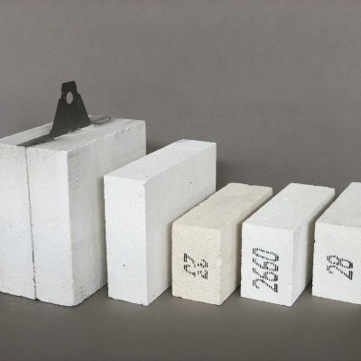 Cinco blocos de construção brancos de vários tamanhos com números impressos e suporte metálico.