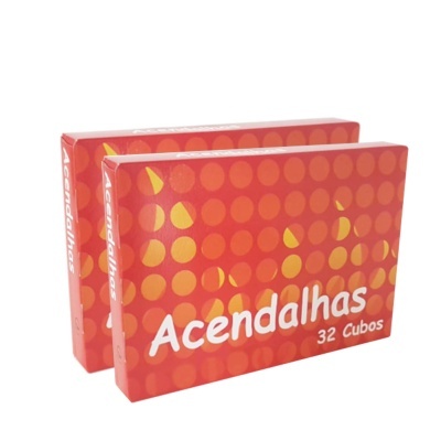 Duas caixas vermelhas com padrão de círculos e texto 'Acendalhas 32 Cubos'