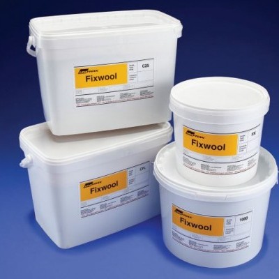 Contentores brancos de plástico com etiquetas amarelas Fixwool sobre fundo azul.