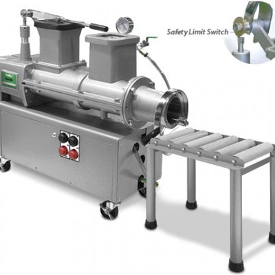 Máquina industrial em metal prateado com manômetro e estrutura de apoio com rodas.