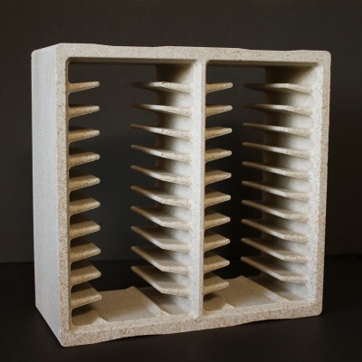 Bloco estrutural em betão com colunas e aletas internas