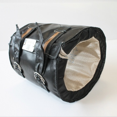 Túnel para animais em tecido preto e interior bege