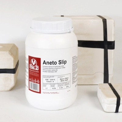 Recipiente branco de Aneto Slip para porcelana entre moldes de cerâmica brancos