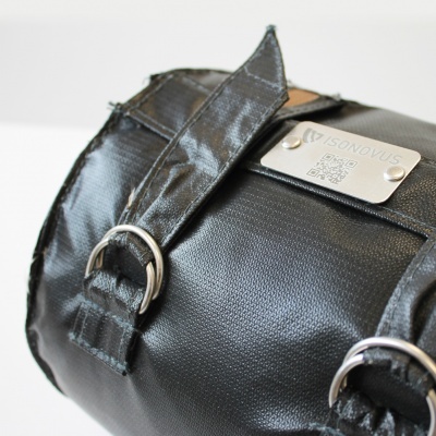 Bolsa preta cilíndrica com fivelas metálicas e chapa ISONOVUS