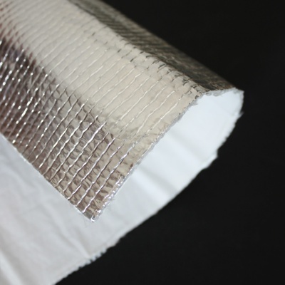 Material isolante com camada metálica texturizada e camada branca ondulada