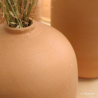 Vaso de cerâmica terracota com plantas secas