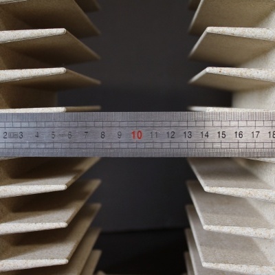 Dissipador de calor metálico cinza claro com régua metálica prateada posicionada horizontalmente