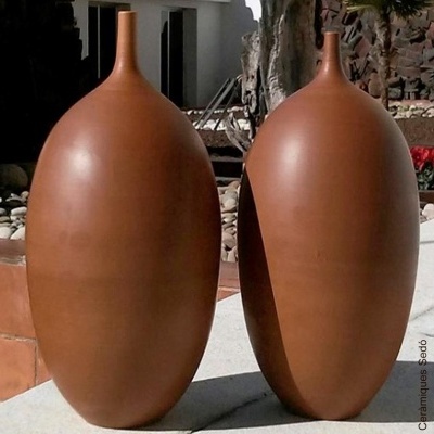 Dois vasos grandes de cerâmica castanha com formato oblongo