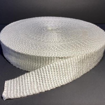 Rolo de fita branca trançada sobre fundo preto