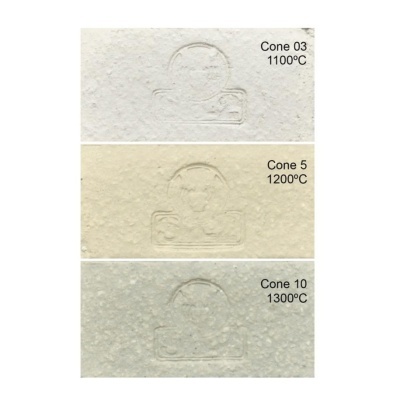 Três amostras cerâmicas em diferentes tons com texto de temperatura e cone